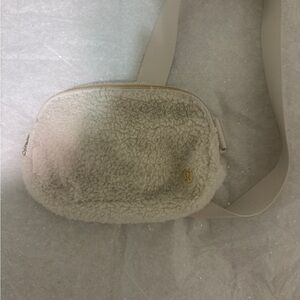 Lululemon Everywhere Belt Bag Fleece White Opal/Gold